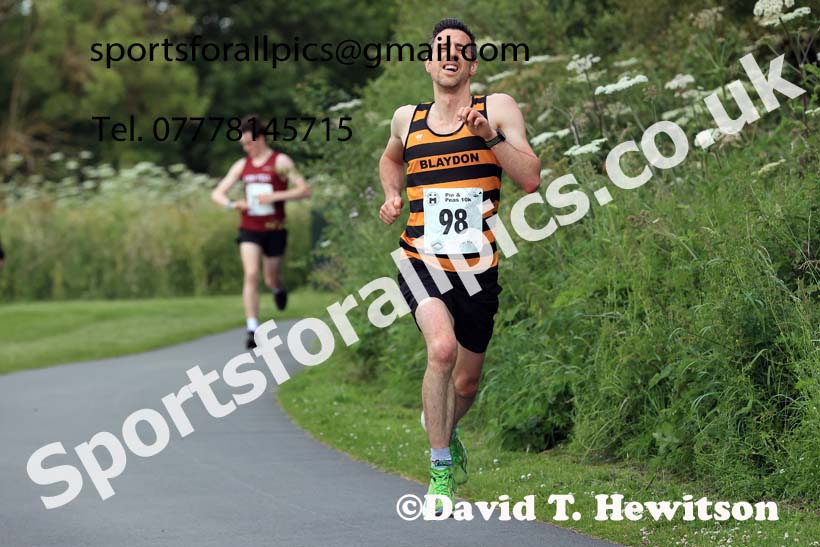 The 2024 Tynedale Pie n Peas 10k Road Race, Ovington to Low Prudhoe Country Park, Northumberland.  Photo: David T. Hewitson/Sports for All Pics